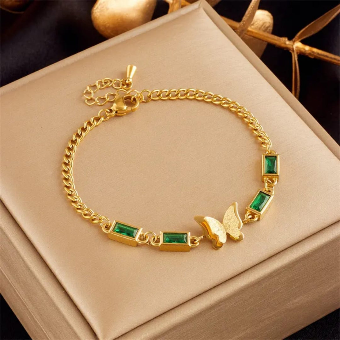 Emerald Flight Bracelet 💚